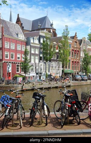 AMSTERDAM, Paesi Bassi - 10 luglio 2017: Biciclette parcheggiate dall'Herengracht canal lato in Amsterdam, Paesi Bassi. Amsterdam è la capitale delle Antille Foto Stock