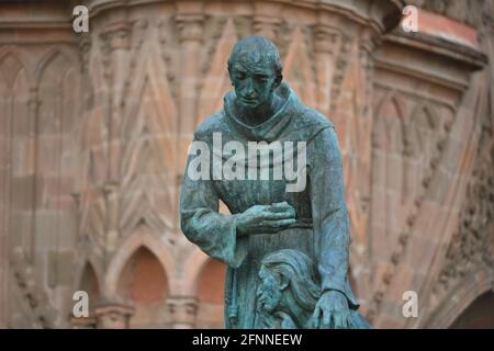 Statua di Fray Juan de San Miguel un punto di riferimento storico all'esterno di la Parroquia de San Miguel Arcángel a Guanajuato Messico. Foto Stock