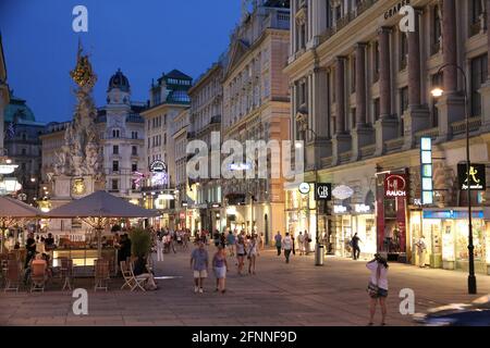 VIENNA, AUSTRIA - 4 SETTEMBRE 2011: La gente visita Graben a Vienna. Graben Street è una delle strade più conosciute di Vienna, la capitale Foto Stock