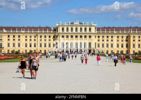 VIENNA, AUSTRIA - 6 SETTEMBRE 2011: La gente visita il Castello di Schoenbrunn a Vienna. Dal 2008 Vienna è stata la ventesima città più visitata al mondo (dall'interno Foto Stock