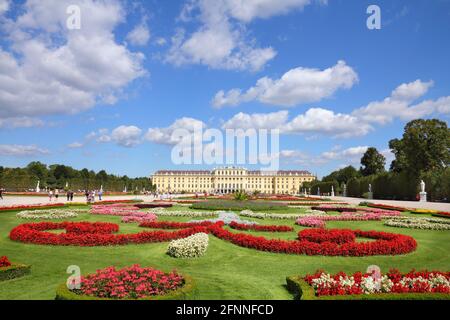 VIENNA, AUSTRIA - 6 SETTEMBRE 2011: La gente visita i Giardini di Schoenbrunn a Vienna. Dal 2008 Vienna è stata la ventesima città più visitata al mondo (tra Foto Stock