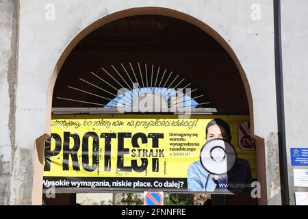 GLIWICE, POLONIA - 11 MAGGIO 2021: Bandiera di protesta degli insegnanti a Gliwice. Lo sciopero dell'azione industriale è organizzato da Zwiazek Nauczycielstwa Polskieg Foto Stock