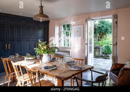 Sala da pranzo con armadi in ringhiere e pareti in terra rosa, Somerset Foto Stock