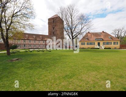 07 maggio 2021, Brandeburgo, Wittstock/Dosse: Il Castello del Vecchio Vescovo con la casa del sindaco (r) e il museo. La piccola città a nord-ovest del Brandeburgo è il punto di partenza per numerosi percorsi escursionistici. Nel Brandeburgo, molte persone scoprono escursioni da sole, anche a causa delle restrizioni imposte dalla normativa Corona. Con il suo concetto di sentiero escursionistico, Wittstock è un modello per l'intera regione di Prignitz. La regione deve essere ulteriormente sviluppata per il turismo attivo. Foto: Soeren Stache/dpa-Zentralbild/dpa Foto Stock