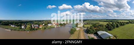 Vista aerea con il ponte di trasporto Osten-Hemmoor sul fiume Oste, Osten, bassa Sassonia, Germania, Europa Foto Stock