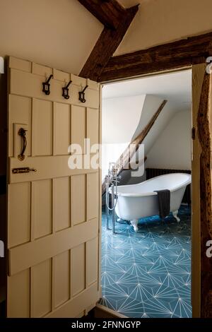 Bagno indipendente nella restaurata casa del mercante di lana giacobina, Somerset. Foto Stock