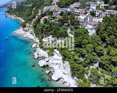 Dalmazia drone visualizza - Croazia antenna foto paesaggio. Marusici Mimice e città con montagne di Biokovo. Foto Stock