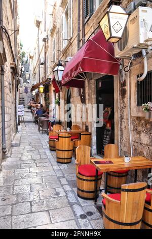 DUBROVNIK, CROAZIA - 26 LUGLIO 2019: Caffè locale sul marciapiede nella città vecchia di Dubrovnik, un sito patrimonio dell'umanità dell'UNESCO. Foto Stock