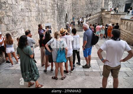 DUBROVNIK, CROAZIA - 26 LUGLIO 2019: I turisti partecipano al tour della città di Dubrovnik, Croazia. Il famoso dramma televisivo fantasy HBO è stato girato Foto Stock