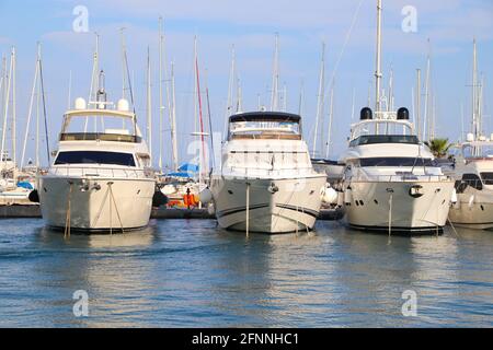 SPALATO, CROAZIA - 20 LUGLIO 2019: Barche a vela e yacht ormeggiati al porto turistico di Spalato. La Croazia ha avuto 18.4 milioni di visitatori nel 2018. Foto Stock