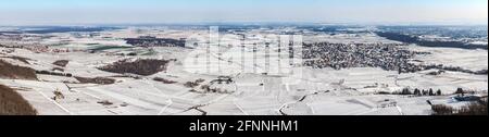 Vista panoramica sul castello di Ortenburg nei Vosgi. Vista aerea, riprese con droni. Inverno, neve si trova sulle montagne. Foto Stock