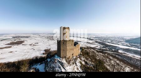 Vista panoramica sul castello di Ortenburg nei Vosgi. Vista aerea, riprese con droni. Inverno, neve si trova sulle montagne. Foto Stock