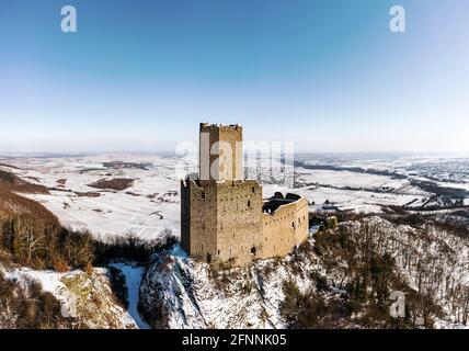 Vista panoramica sul castello di Ortenburg nei Vosgi. Vista aerea, riprese con droni. Inverno, neve si trova sulle montagne. Foto Stock