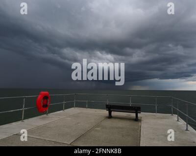 Sheerness, Kent, Regno Unito. 18 maggio 2021. Regno Unito Meteo: Tempesta epica nuvole su Sheerness, Kent. Credit: James Bell/Alamy Live News Foto Stock