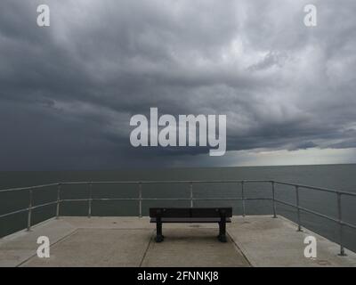 Sheerness, Kent, Regno Unito. 18 maggio 2021. Regno Unito Meteo: Tempesta epica nuvole su Sheerness, Kent. Credit: James Bell/Alamy Live News Foto Stock