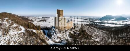 Vista panoramica sul castello di Ortenburg nei Vosgi. Vista aerea, riprese con droni. Inverno, neve si trova sulle montagne. Foto Stock