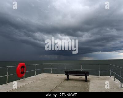 Sheerness, Kent, Regno Unito. 18 maggio 2021. Regno Unito Meteo: Tempesta epica nuvole su Sheerness, Kent. Credit: James Bell/Alamy Live News Foto Stock