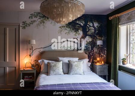 Alberi un murale con grande paralume pendente in cottage georgiano, Sussex occidentale. Foto Stock