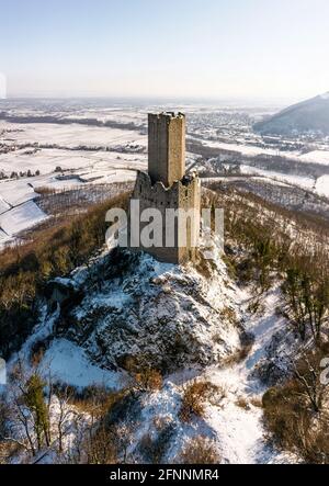 Vista panoramica sul castello di Ortenburg nei Vosgi. Vista aerea, riprese con droni. Inverno, neve si trova sulle montagne. Foto Stock