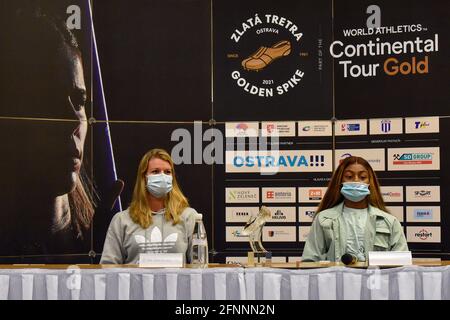 Dalla pista olandese di sinistra e atleta di campo Dafne Schippers e Shaa'Carri Richardson degli Stati Uniti parlano durante la conferenza stampa prima di Zlata tretra (Golden Spike) Continental Tour - evento atletico d'oro a Ostrava, Repubblica Ceca, 18 maggio 2021. (Foto CTK/Jaroslav Ozana) Foto Stock