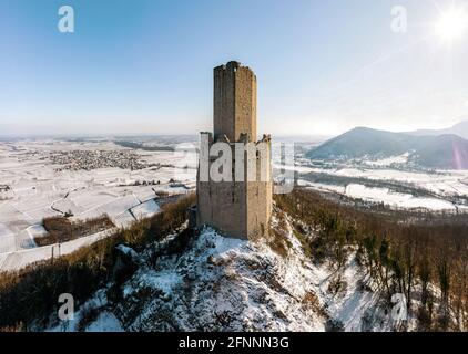 Vista panoramica sul castello di Ortenburg nei Vosgi. Vista aerea, riprese con droni. Inverno, neve si trova sulle montagne. Foto Stock