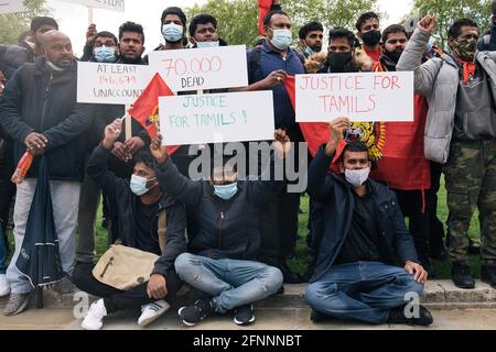 Londra, Inghilterra, Regno Unito 18 maggio 2021 il dodicesimo anniversario del massacro di Tamil Mullivaikkal, compiuto dallo stato dello Sri Lanka, è segnato da una protesta e da una veglia a Parliament Square e Downing Street. I manifestanti e gli scioperi della fame esortano il governo britannico e l'ONU ad affrontare il genocidio in corso in Tamil Eelam. Il massacro si suppone essere uno dei genocidi più pericolosi del XXI secolo, con decine di migliaia di tamil uccisi da armi chimiche e attacchi a razzo. Circa 146,000 persone non sono ancora state contabilizzate. Credit: Denise Laura Baker/Alamy Live News Foto Stock