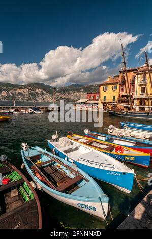 Il porto d'Inverno (porto) E marina nella città medievale di Malcesine sulla Sponda orientale del Lago di Garda in Veneto italia settentrionale Foto Stock