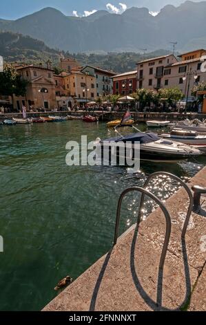 Il porto d'Inverno (porto) E marina nella città medievale di Malcesine sulla Sponda orientale del Lago di Garda in Veneto italia settentrionale Foto Stock