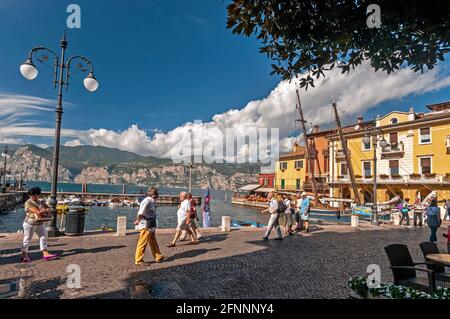 Piazza Marconi e il porto d'Inverno E marina nella città medievale di Malcesine sulla Sponda orientale del Lago di Garda in Veneto Foto Stock