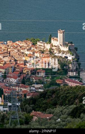 Una vista alta del borgo medievale di Malcesine sulla sponda orientale del Lago di Garda dal Monte Baldo, parte della catena montuosa del Baldo Foto Stock