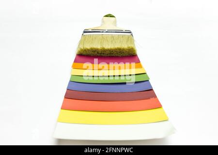 Tavolozza dei colori e pennello, guida al catalogo dei campioni di vernice. Una tavolozza per la scelta della vernice per il rinnovamento domestico Foto Stock