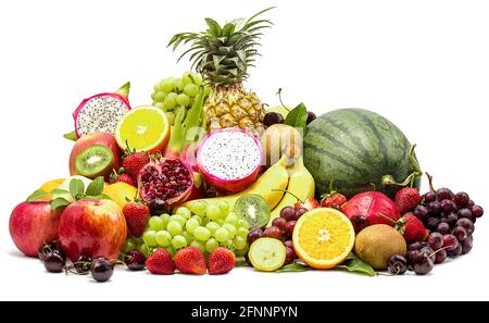 Composizione con frutta assortita isolata su sfondo bianco con ritaglio percorso Foto Stock