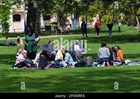 Londra, Regno Unito. 18 maggio 2021. Godetevi il sole a St James Park. Sole e docce nel centro di Londra. Credit: JOHNNY ARMSTEAD/Alamy Live News Foto Stock