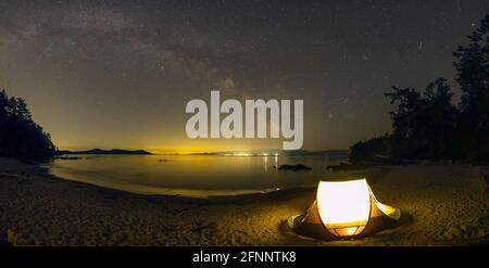 La galassia della Via Lattea e stelle sopra la spiaggia di Aylard Farm con il Tent-East Sooke Park, British Columbia, Canada. Foto Stock