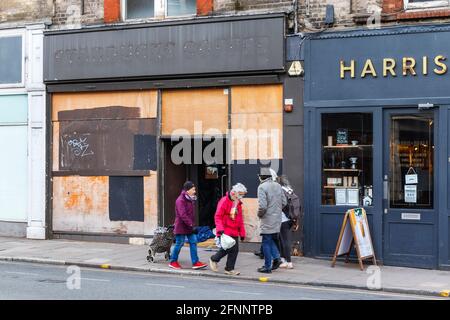 Una caffetteria Starbucks chiusa e a bordo accanto ad una fiorente caffetteria indipendente Harris e Hoole a Crouch End, Londra, Regno Unito Foto Stock