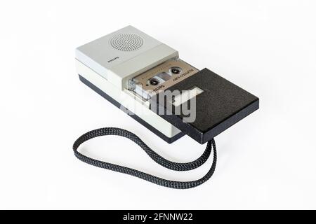 Philips LFH 0085-15 Pocket Memo, un dittafono portatile degli anni '80, il vassoio si apre per mostrare la mini-cassetta, su uno sfondo bianco Foto Stock