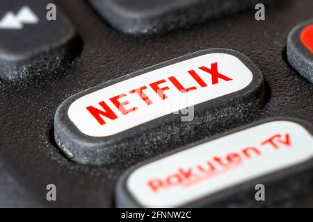 Primo piano del pulsante Netflix su un televisore con telecomando Roku centralina Foto Stock