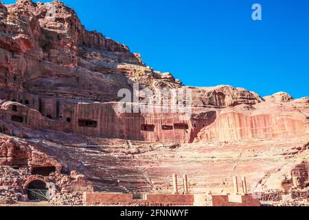 Il teatro scolpito sul lato del monte Jabal al-Madhbah a Petra, Giordania. Foto Stock