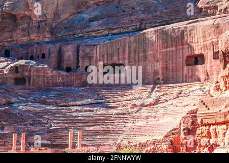 Il teatro scolpito direttamente nella montagna Jabal al-Madhbah a Petra, Giordania. Foto Stock