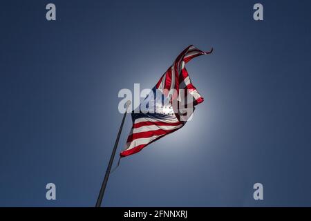 Bandiera degli Stati Uniti con cielo blu e luce solare. Foto Stock