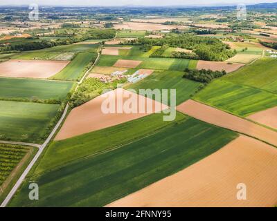 Campi agricoli durante la primavera in campagna. Vista aerea del paesaggio su villaggio di campagna con terreni agricoli Foto Stock