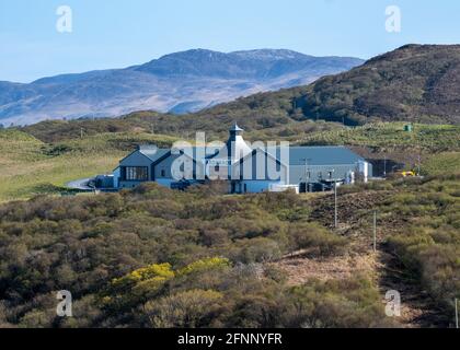 Vista della nuova distilleria di Ardnahoe sulla costa settentrionale di Islay, Scozia. Foto Stock