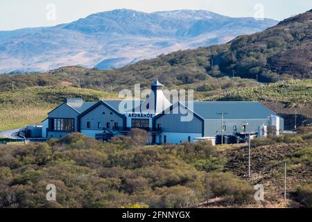 Vista della nuova distilleria di Ardnahoe sulla costa settentrionale di Islay, Scozia. Foto Stock