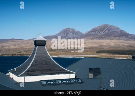 Vista della nuova distilleria di Ardnahoe sulla costa settentrionale di Islay, Scozia. Foto Stock