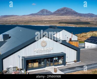 Vista della nuova distilleria di Ardnahoe sulla costa settentrionale di Islay, Scozia. Foto Stock