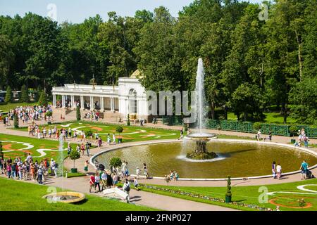 Peterhof, Russia: 16 luglio 2016 - il parco del palazzo. Celebrazione dell'apertura delle fontane. Turisti che visitano il punto di riferimento di San Pietroburgo. Foto Stock