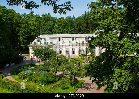 Peterhof, Russia: 16 luglio 2016 - il parco del palazzo. Celebrazione dell'apertura delle fontane. Turisti che visitano il punto di riferimento di San Pietroburgo. Foto Stock