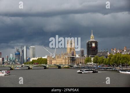 Westminster, Londra, Regno Unito. 18 maggio 2021. Regno Unito Meteo: Tempesta nuvole su Londra. Credit: Matthew Chpicle/Alamy Live News Foto Stock