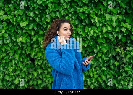 Giovane donna alla moda in città Foto Stock