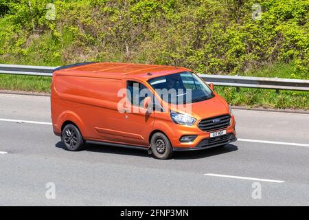 2020 Orange Transit Custom 300Limitd Eblue; traffico veicolare, veicoli in movimento, auto, veicoli che guidano su strade del Regno Unito, motori, motori sulla rete stradale dell'autostrada M6 del Regno Unito. Foto Stock